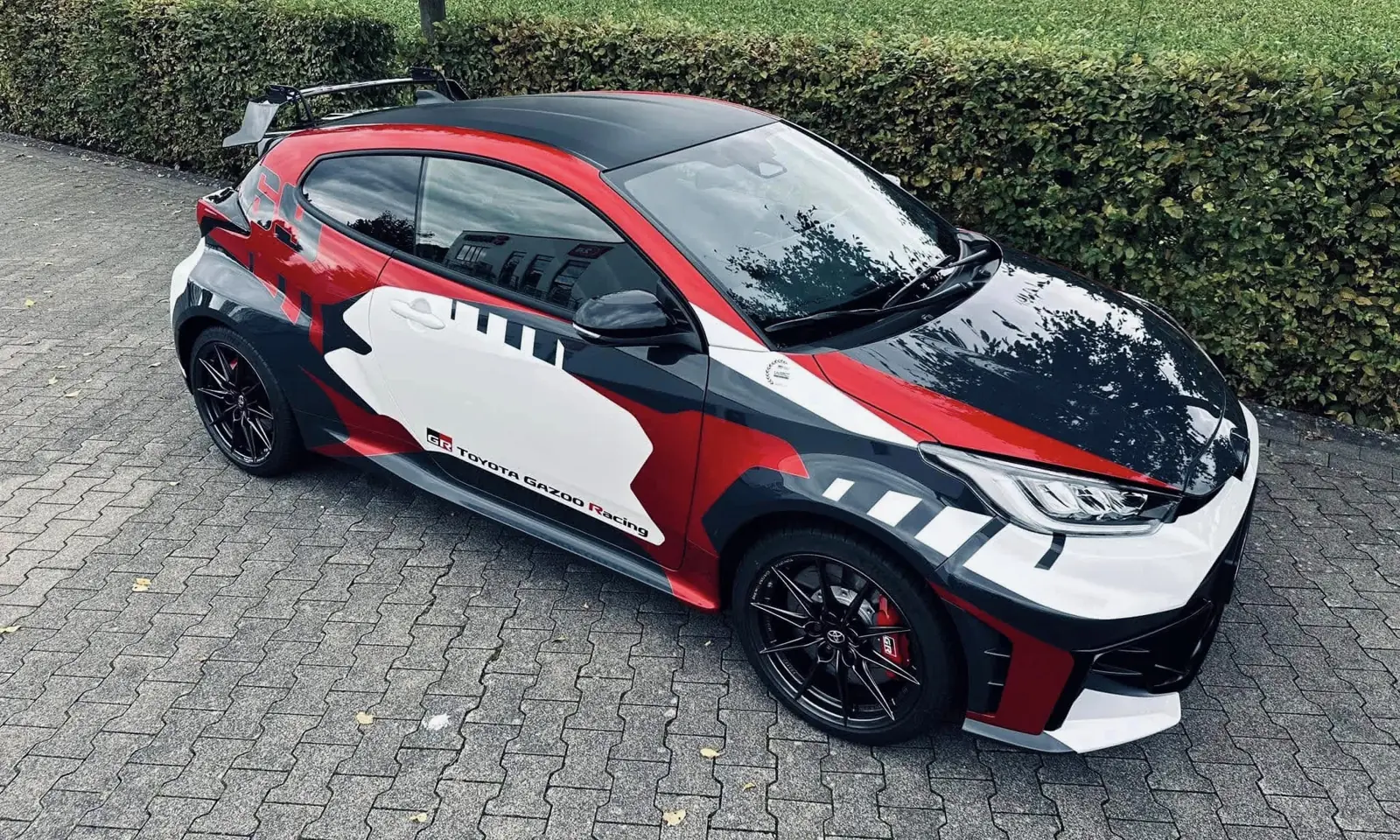 Toyota GR Yaris Kalle Rovanperä Edition in Rot, Weiß und Schwarz