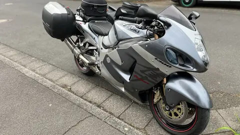 Suzuki Hayabusa in Silber mit Koffern