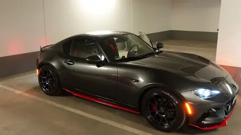 Mazda MX-5 in Mattschwarz in einer Tiefgarage