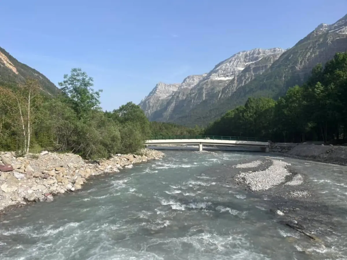 Gebirgsfluss in einem Tal der Pyrenäen